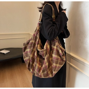 Détail du sac cabas à carreaux montrant le motif vintage et la grande capacité souple