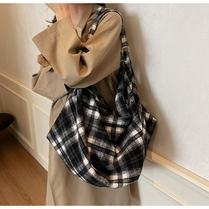 Détail du sac cabas à carreaux noir et blanc avec boucle de réglage en métal argenté