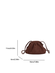 Maße der braunen Wildleder-Cloud-Tasche: 18cm x 11cm x 6cm, detaillierte Größenangaben
