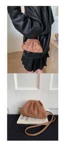 Detailansicht der braunen Wildleder-Cloud-Bag mit eleganter Faltenstruktur und Riemen