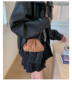 Braune Wildleder Cloud Bag mit Plissee-Kordelzug als Umhängetasche auf Ledermantel