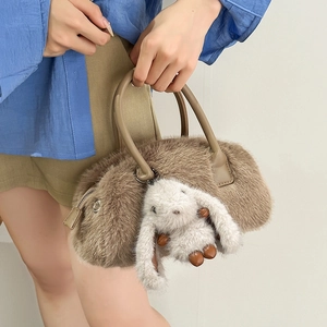 Borsa a mano Boston in pelliccia sintetica marrone con morbido peluche e ciondolo