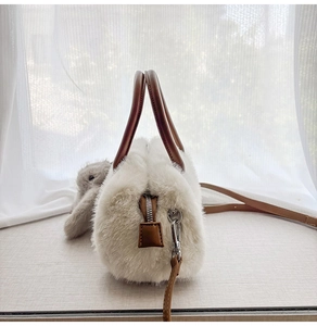 Dettaglio della borsa boston in peluche con texture in eco-pelliccia e manici in pelle