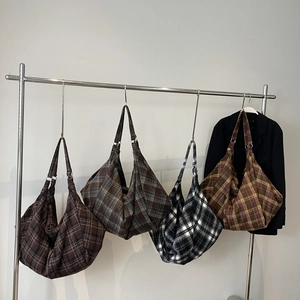 Grand sac cabas à carreaux chic en quatre couleurs d'automne suspendu au cintre