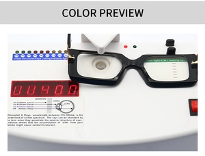 Test occhiali anti luce blu che mostra protezione UV400 su misuratore ottico professionale