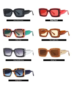 Collectie retro vierkante zonnebrillen in diverse kleuren met stijlvolle klinknagels