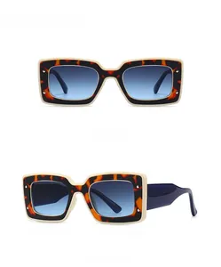 Gedetailleerde weergave van beige blauwe vierkante zonnebril met schildpad binnenframe en blauwe glazen