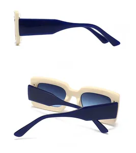 Zij- en achterkant van retro vierkante zonnebril met crème frame en blauwe brede pootjes