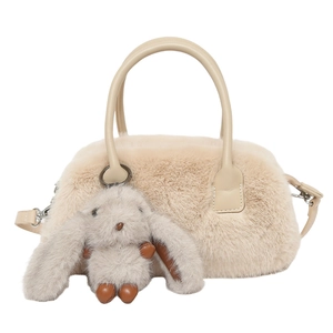 Borsa a mano Boston in pelliccia sintetica beige con texture morbida e ciondolo a coniglio