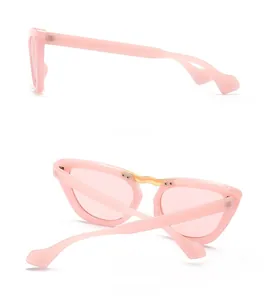 Dettaglio occhiali da sole rosa cat-eye con ponte in metallo dorato e profilo laterale