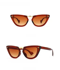 Vista frontale e laterale a 45 gradi di occhiali da sole vintage cat eye con montatura ambra