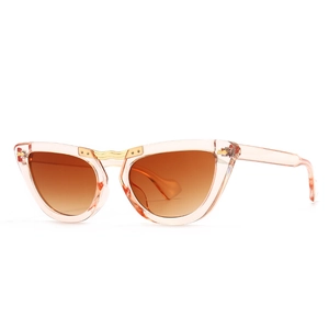 Occhiali da sole cat-eye retrò da donna con montatura rosa e lenti sfumate