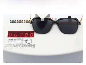 Test del livello di protezione UV400 su occhiali da sole squadrati neri con cerniere in metallo