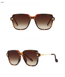 Dettaglio occhiali da sole squadrati oversize con montatura leopardata e aste oro