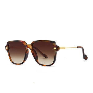 Occhiali da sole oversize tartarugati con lenti sfumate marroni e aste in metallo oro