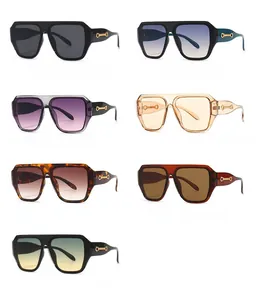 Vue détaillée de lunettes de soleil rétro carrées avec mors doré en 7 coloris assortis