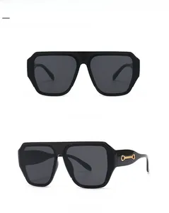 Vue avant et latérale de lunettes aviateur rétro avec détails dorés et monture noire