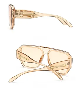 Vue détaillée des lunettes de soleil champagne avec charnière en métal doré