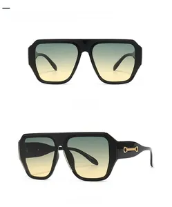 Détail de lunettes de soleil vintage surdimensionnées avec monture noire et verres