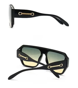 Vue détaillée latérale et arrière de lunettes de soleil oversize avec détails dorés chic