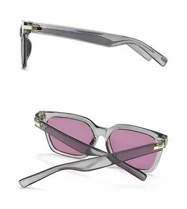 Détail des lunettes de soleil gris clair avec verres violets et charnières dorées