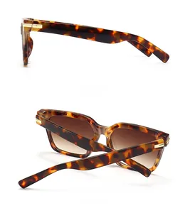 Vue latérale et arrière de lunettes papillon écaille avec détails de charnière dorés