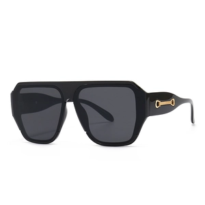 Lunettes de soleil aviateur rétro en monture noire brillante avec mors doré élégant
