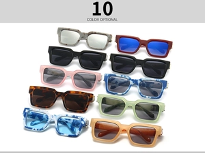 Vue à plat de dix lunettes de soleil carrées rétro aux motifs marbrés et écaillés