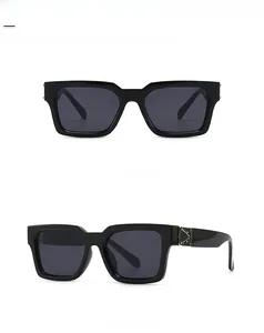 Vue de face et de côté de lunettes de soleil carrées avec détails en métal doré