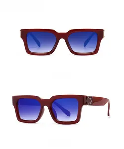 Vue de face et de profil de lunettes de soleil carrées rouges avec verres dégradés bleus