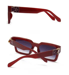 Vue détaillée de lunettes de soleil rétro bordeaux montrant les charnières dorées
