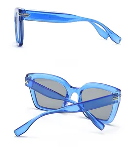 Detailansicht der ovalen blauen transparenten Sonnenbrille mit goldenen Scharnierakzenten