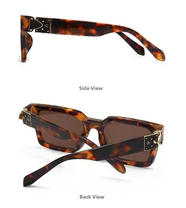 Détails de lunettes de soleil carrées écaille avec branches larges et ornements dorés sur charnière