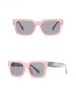 Détails de lunettes de soleil carrées à monture rose et branches à motif marbre bleu