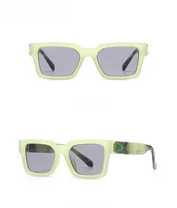Vues détaillées de face et de côté à 45 degrés des lunettes de soleil carrées gris vert