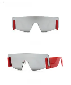 Vista frontale e laterale di occhiali da sole a maschera rossi a specchio in stile moderno