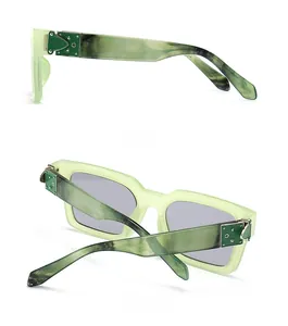 Détails latéraux et arrière des lunettes de soleil carrées marbrées avec charnières en métal