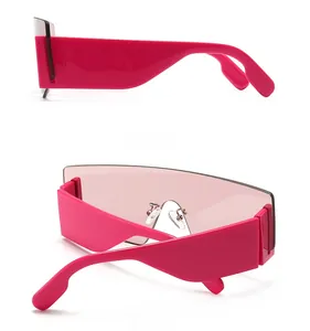 Vista laterale e posteriore degli occhiali da sole oversize Y2K rosso rosa