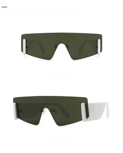 Occhiali da sole flat top con lenti verde scuro e ampie stanghette bianche laterali