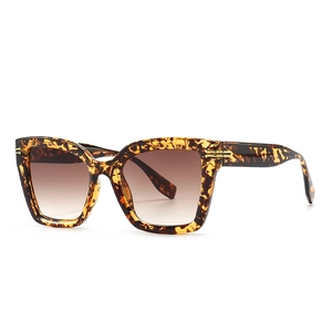 Ovale Schildpatt-Sonnenbrille mit braunen Verlaufsgläsern und goldenen Bügeldetails