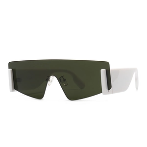 Occhiali da sole shield con top piatto, lenti verde scuro e montatura bianca