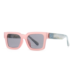 Lunettes de soleil carrées roses avec verres gris et branches à motif marbre