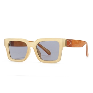 Lunettes de soleil rectangulaires avec monture crème et branches effet marbre orange
