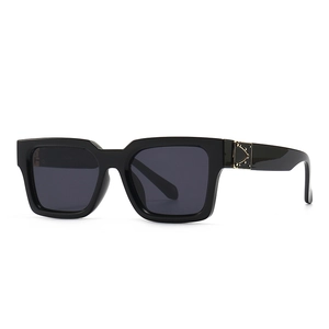 Lunettes de soleil carrées noires classiques avec détails géométriques dorés