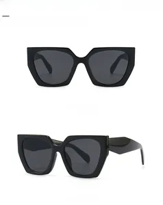 Gros plan sur les lunettes de soleil oversize noires avec verres gris, vues de face et de profil