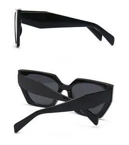 Vues détaillées de côté et de dos de lunettes de soleil carrées noires à branches larges