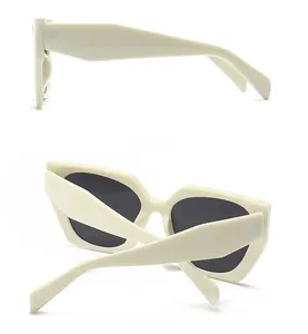Vues latérale et arrière de lunettes de soleil rétro à monture épaisse blanc crème et verres gris