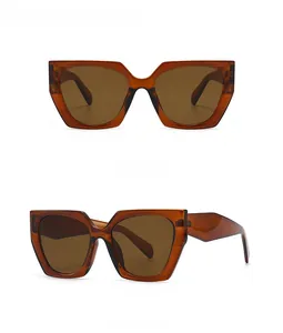Vue détaillée de face et de profil de lunettes de soleil œil-de-chat beige avec cadre ambré