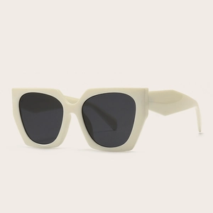Lunettes de soleil oversize polygonales avec monture blanc crème et verres gris foncé
