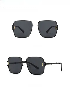 Vue de face et de profil de lunettes de soleil carrées rétro avec détails dorés